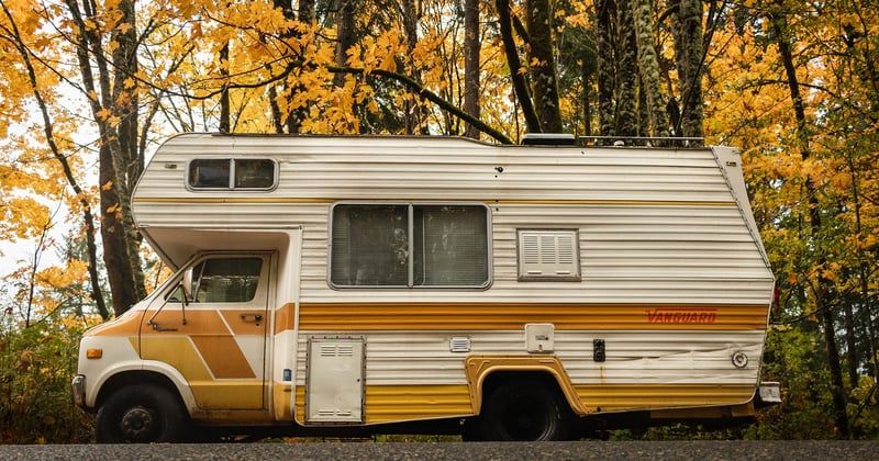 Comment choisir un van aménagé pour escapade romantique réussie