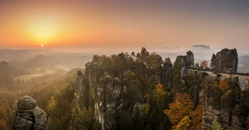 Parc n°5 : le parc national de la Suisse saxonne, Allemagne — le camping au pied des falaises